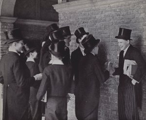 イートン校の少年たちのゴシップ（モノクロ写真 作： Laszlo Moholy Nagy