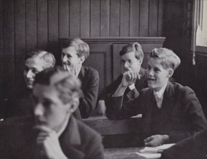 イートン校の新校舎で行われていた「The lighter side of learning」(モノクロ写真) 作： Laszlo Moholy Nagy