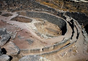 考古学者ハインリッヒ・シュリーマン（1822-1890）が1870年に発見した最初のサークル状の墓（王家の墓地）の航空写真：ペロポネソス半島の古代都市ミケネスの跡地（紀元前1500-1100年）ギリシャ