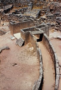 考古学者ハインリッヒ・シュリーマン（1822-1890）が1870年に発見した最初のサークル状の墓（王家の墓地）の航空写真：ペロポネソス半島の古代都市ミケネスの跡地（紀元前1500-1100年）ギリシャ