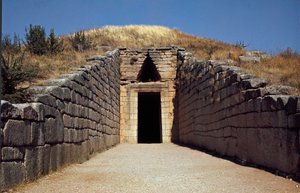 アガメムノンの墓「トレゾー・ダトリー」の入口：ペロポネソス半島の古代都市ミケネスの跡地（紀元前1500～1100年）ギリシャ
