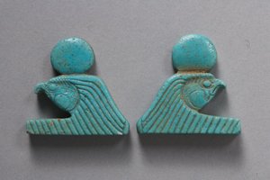 ファルコン頭ネックレスターミナル（ファイアンス） 作： Late Period Egyptian