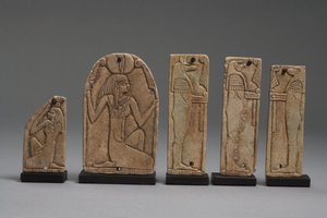マートのプラーク、ネフティス、ホルスの息子、末期（ファイエンス）（325656、325657、325658も参照） 作： Late Period Egyptian