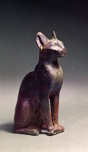 女神バステトの神聖な表現である金の耳飾りをつけた猫の彫像、前664～630年頃（ブロンズ