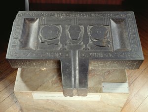 Hor-ir-aa、Saite（玄武岩）の奉納テーブル