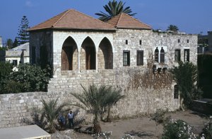 家 作： Lebanese School