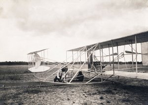 ライト兄弟で作業しているレオンボリー」c.1909 作： Leon Bollee