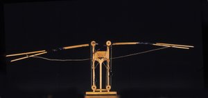 翼で飛ぶための機械。レオナルド・ダ・ヴィンチ(Leonardo da Vinci)の図面からの模型。ミラノの科学技術博物館。 作： Leonardo da (after) Vinci