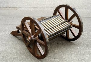杖のロータリーガン。レオナルド・ダ・ヴィンチ(Leonardo da Vinci)の図面から作られたモデル。 作： Leonardo da (after) Vinci