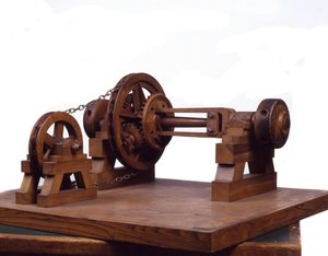 歯車と車輪の木製模型（モデル）は、レオナルド・ダ・ヴィンチ（Leonard de Vinci）（1452-1519）のデザインに基づいています。 ミラノ科学技術博物館。 作： Leonardo da (after) Vinci