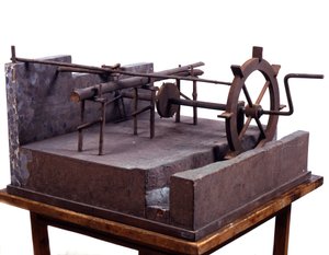 歯車と水で作動する油圧ノコギリの木製モデル（模型）。レオナルド・ダ・ヴィンチ（レオナルド・デ・ヴィンチ）（1452-1519）の図面に基づいて製作されたもの ミラノ科学技術博物館 作： Leonardo da (after) Vinci