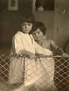 19 世紀後半または 20 世紀初頭の 2 人の子供の肖像画。
