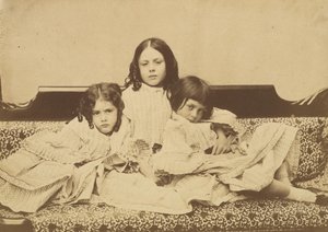 ソファに座るエディス、イナ、アリス・リデル（1858年夏