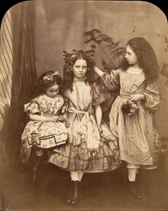 1863 年 7 月、エルム ロッジでのフローラ ランキン、アイリーン マクドナルド、メアリー ジョセフィン マクドナルド。 作： Lewis Carroll