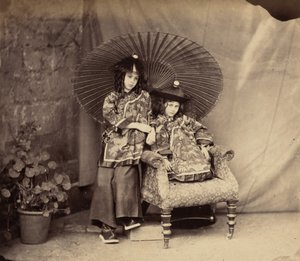 チャイナドレスを着たロリーナとアリス・リデル、1860年。