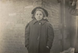 メリー・ホーン、彼女が運んだ大量の書類によって悪化したせむしの状態。 1909 年 3 月、コネチカット州ハートフォード