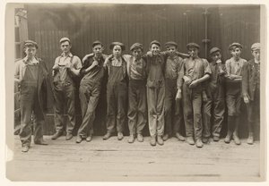 インディアナ州インディアナポリスの缶詰工場で働く若いフェローたち 作： Lewis W. Hine