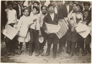 [一人の少女を含むニューシーズの群衆]。 作： Lewis W. Hine