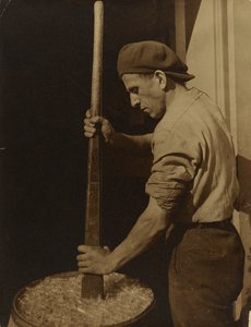 工場労働者 作： Lewis W. Hine