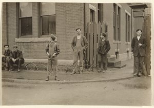 [外に集まった男性や少年たち] 作： Lewis W. Hine