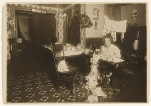 [ホームワーク（ミシンに向かう女性）] 。 作： Lewis W. Hine