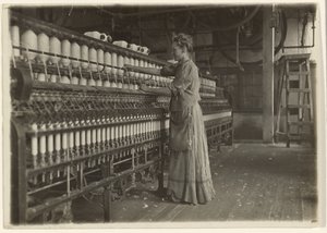 昔ながらの織物工場（紡績工場）で。 作： Lewis W. Hine