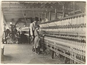[サウスカロライナのコットン工場、紡績機に向かう少女と男]。