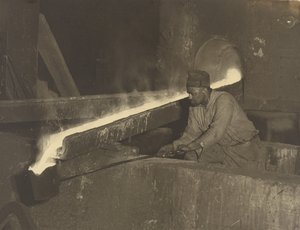 [ボールドウィン機関車工場、金型工のヘルパー］。 作： Lewis W. Hine