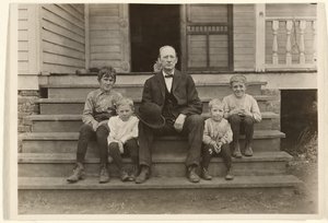 [サウスカロライナ州チェスター、ワイリー・ミルの監督スミス氏、4人の子供あり〕。］ 作： Lewis W. Hine