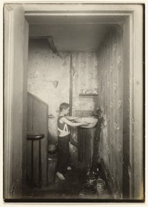 N.Y.、長屋の床全体に1つの蛇口。 作： Lewis W. Hine