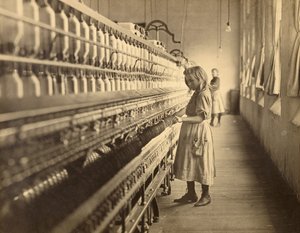 サディ・ファイファー、綿工場の紡績工 作： Lewis W. Hine