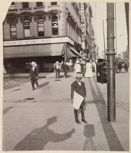 [ニュースボーイと自画像］ 作： Lewis W. Hine