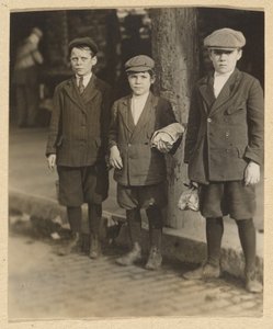 [ニッカーズとキャップのシティ・ストリートの3人の少年]。 作： Lewis W. Hine
