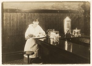 ウェイトレス 作： Lewis W. Hine