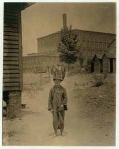 12歳のエディノートンは、ノースカロライナ州スパルタンバーグのサクソンミルで1912年に掃除人として1日約40セントを稼いでいます。 作： Lewis Wickes Hine