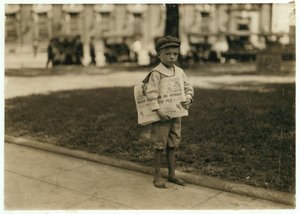1914年アラバマ州モービルの7歳の新聞配達フェリス 作： Lewis Wickes Hine