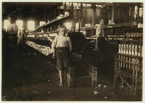 1910年テネシー州ファイエットビルのエルクコットンミルズでボビンを1日15セントで拾う、8歳のレオ 作： Lewis Wickes Hine