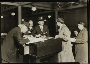 エリス島でのクローズアップ 作： Lewis Wickes Hine