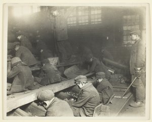 ペンシルベニア石炭会社ユーウェンブレーカーの労働者たち 作： Lewis Wickes Hine