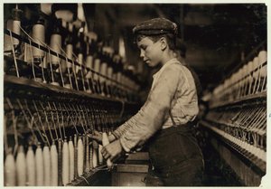 1909年、ジョージア州オーガスタのグローブコットンミルで、完全なボビンの代わりに玉揚げ機 作： Lewis Wickes Hine
