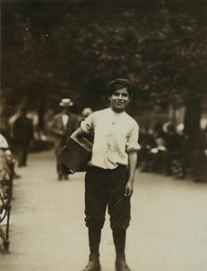 ニューヨークのユニオン・スクエアで働く若い靴職人 作： Lewis Wickes Hine