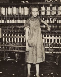 アディ・カード、12歳。バーモント州ノース・ポウナルにある綿織物工場の紡績工 作： Lewis Wickes Hine