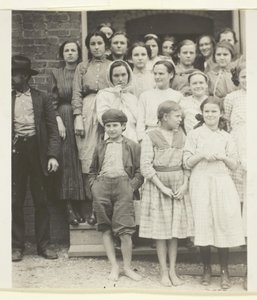 全員がジョージア州ラファイエット、ウォーカー・カウンティ・ホージリー・ミルズの従業員 作： Lewis Wickes Hine