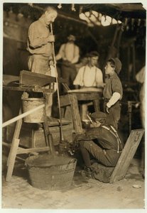 1908年ウェストバージニア州モーガンタウンのセネカガラスワークスにある送風機とカビの少年 作： Lewis Wickes Hine