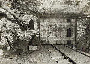 石炭が通るのを待つ少年 作： Lewis Wickes Hine