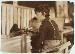 インディアナ州エバンズビルでメロンのバスケットを作る少年、1908年 作： Lewis Wickes Hine