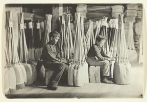 インディアナ州エバンズビル、ブラウン製造会社、梱包室の少年たち 作： Lewis Wickes Hine