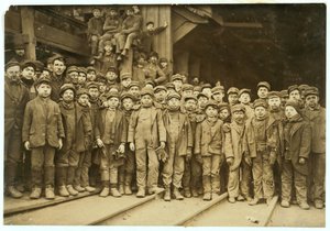 1911年ペンシルベニア州サウスピッツトンのペンシルベニア州石炭会社のEwen Breakerで手作業で石炭を選別するブレーカー少年たち 作： Lewis Wickes Hine