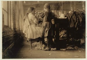 1910年、テネシー州のラウドン靴下工場での子の小槌とルーパー 作： Lewis Wickes Hine