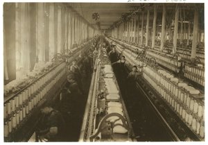 1912年、マサチューセッツ州フォールリバーのコーネルミルの紡績室で働く子供たち 作： Lewis Wickes Hine